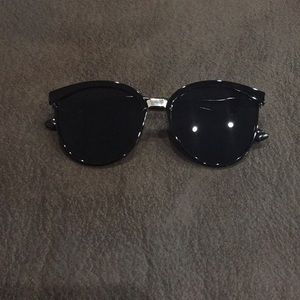 🎉5 for $15 Cat eye sunglasses.